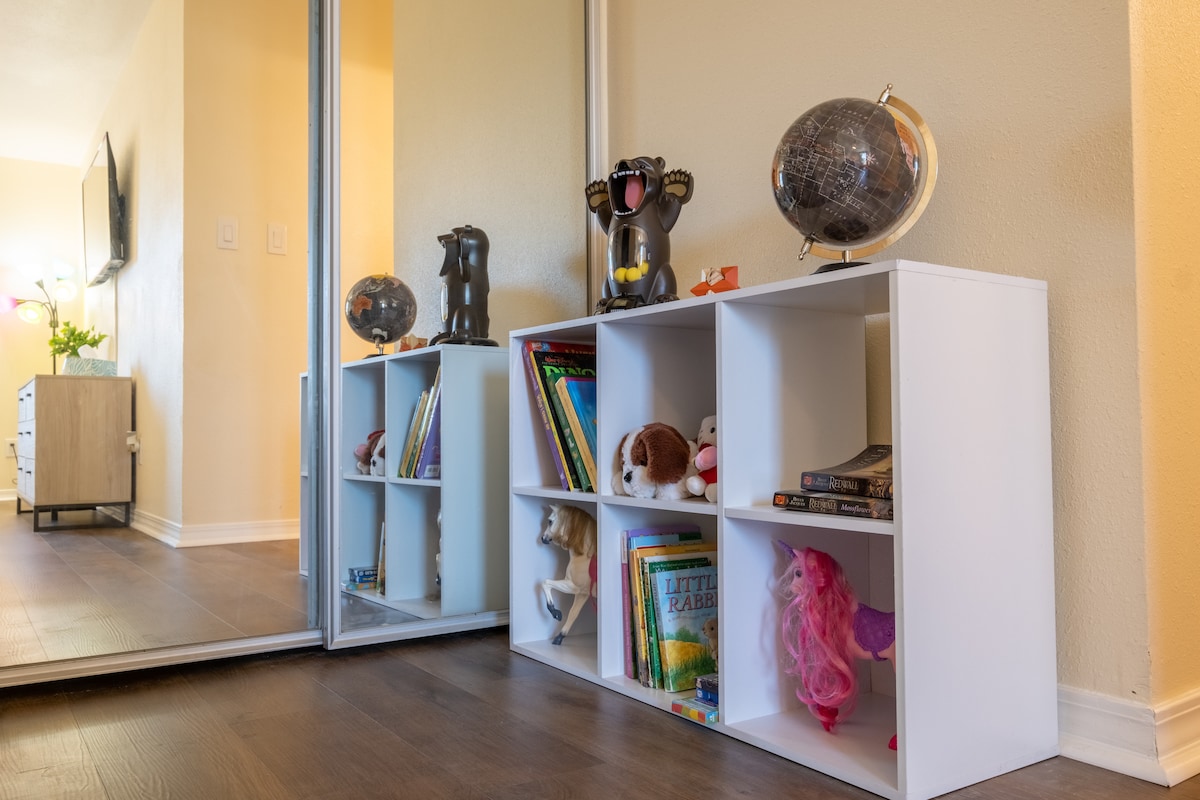 Deja que la imaginación de los niños se eleve en Pensacola: nuestra zona de juegos, llena de juguetes, ofrece entretenimiento sin fin y recuerdos alegres.