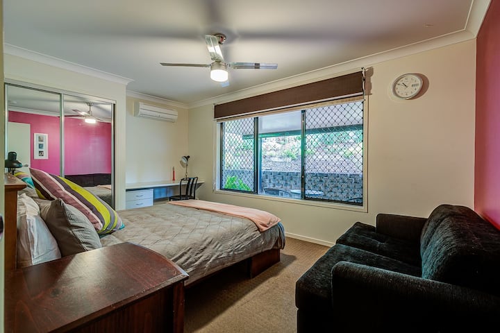 غرفة نوم بمقاس كبير مع إطلالات جميلة على الحديقة