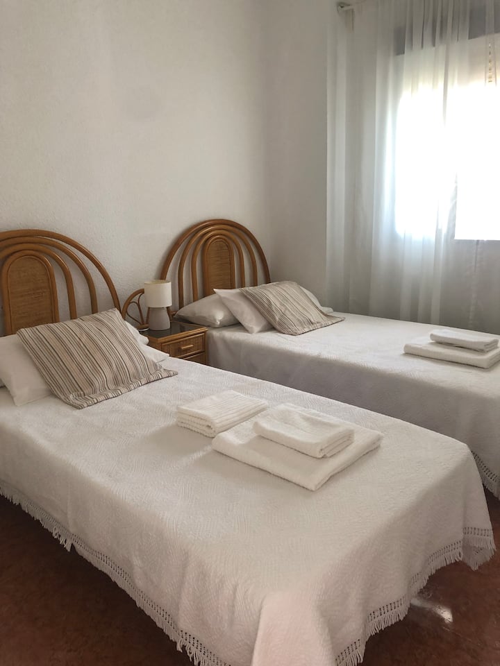 ¿Amigos? ¿Hermanos? ¿Cada uno en una cama porque sí??? Adelante! dos camitas de 90cm listas para tumbarse y dormir toda la noche tras tu viaje hasta Benidorm!