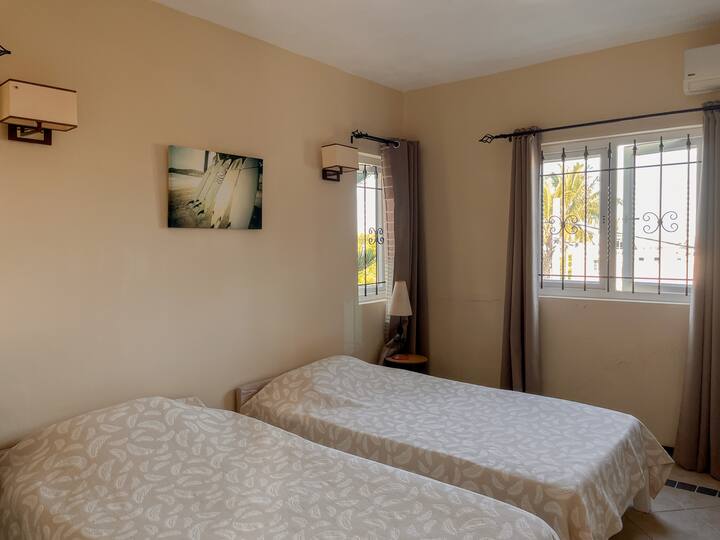 غرفة النوم الثانية (مع حمامات عند الهبوط)