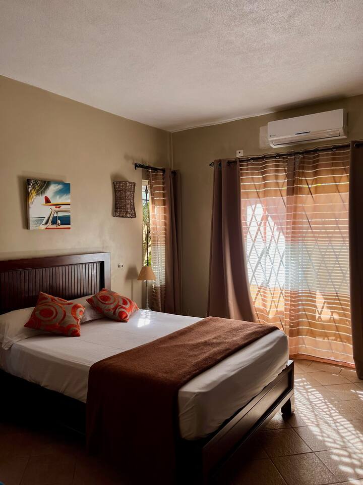 غرفة النوم الأولى (مع حمام داخلي)