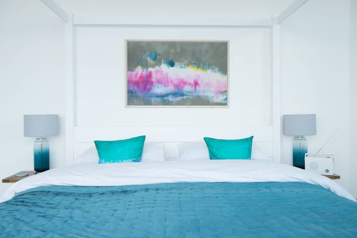 manželská posteľ s plagátom veľkosti 4 King s výhľadom na záliv