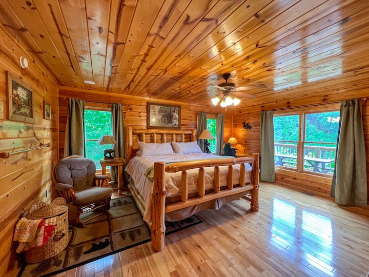 Spálňa na hlavnom poschodí má dostatok priestoru na pohodlie. Máme tu dokonca aj hojdacie kreslo na hojdanie tých najmenších alebo len relaxáciu a sledovanie televízie. 