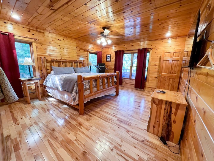 Spodné poschodie, rovnako ako ostatné dve časti, je veľmi priestranné. Poskytujeme manželskú posteľ, televízor, prikrývky navyše a priestor na zavesenie nejakého oblečenia. 