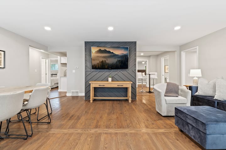 Modern Meets Elegance | 3br Stay| Detroit & Dtw - Westland, MI