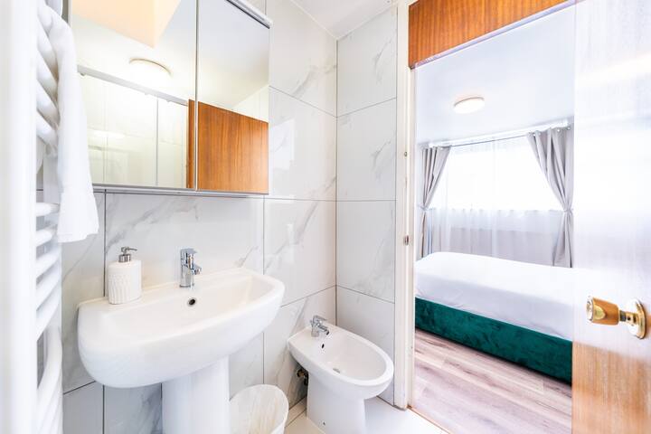 The Queensborough 3 Bed Apartment by Hyde Park gallery image 4