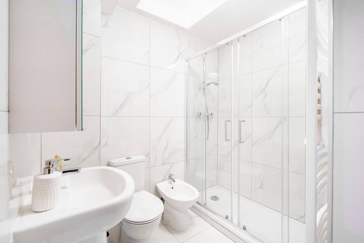 The Queensborough 3 Bed Apartment by Hyde Park gallery image 2