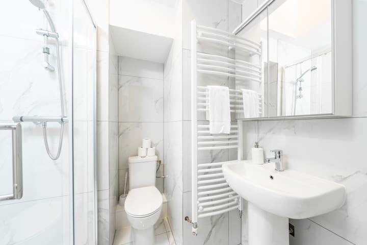 The Queensborough 3 Bed Apartment by Hyde Park gallery image 3