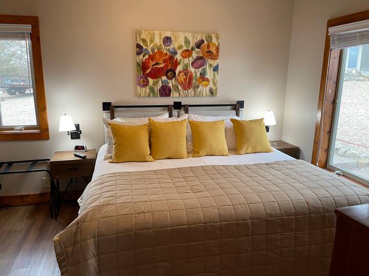 Dormitorio principal con vista al lago