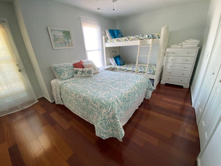 BR # 4 (ghorofa ya 2) 1 Malkia + maghorofa. Ina ukumbi mdogo wenye mwonekano wa barabara na njia ya maji. 