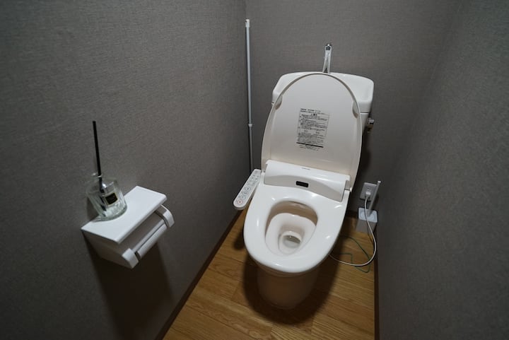 トイレにはウォシュレットが備わっています。清潔で広々としています。

トイレはウォシュレット付きです。清潔で広いです。