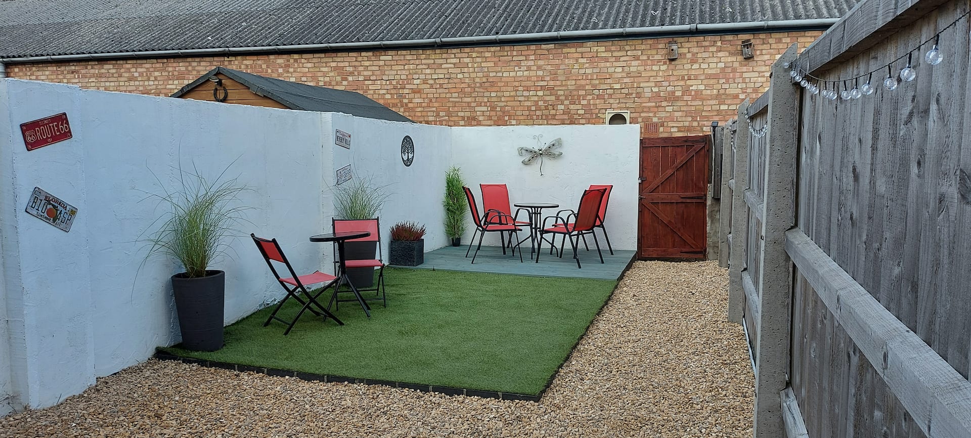 Cheerful seaside 2 bedroom house with driveway