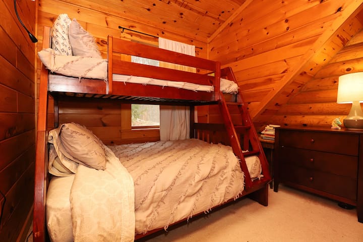 غرفة النوم الثالثة - سرير مزدوج على سرير كامل