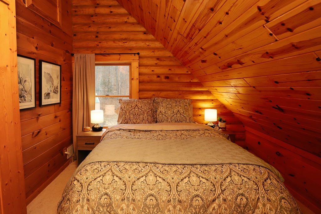 Bedroom 2 - Queen Bed