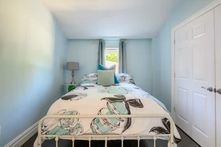 Chumba cha kulala 2 na kitanda cha ukubwa wa malkia na kabati la ukubwa kamili!