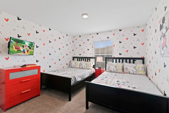 Cette chambre est actuellement redécorée sur un thème du Roi Lion. Les photos arrivent bientôt. 
