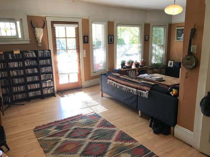 Sunny And Spacious 2-br, 2-ba Home W/ Private Yard - Portland, OR