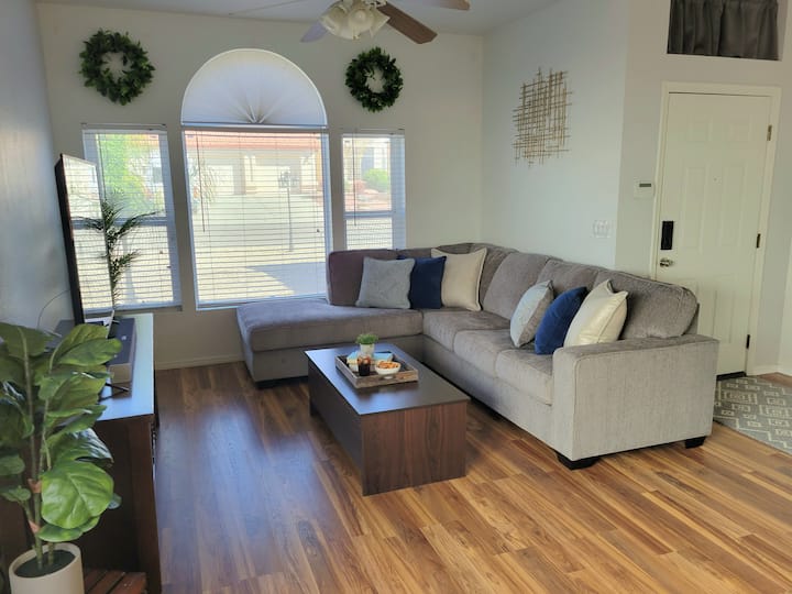 3 Bed/2 Bath W/hot Tub, Game Room, And Backyard. - Marana, AZ