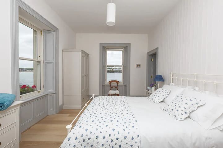 Las habitaciones bien distribuidas y los techos altos originales se suman al encanto de la cabaña