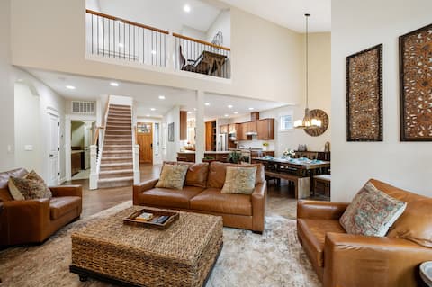 1.2M Luxury Home, Hot Tub, 4 King Beds, Fast Wifi