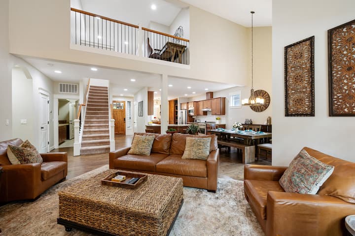 1.2M Luxury Home, Hot Tub, 4 King Beds, Fast Wifi