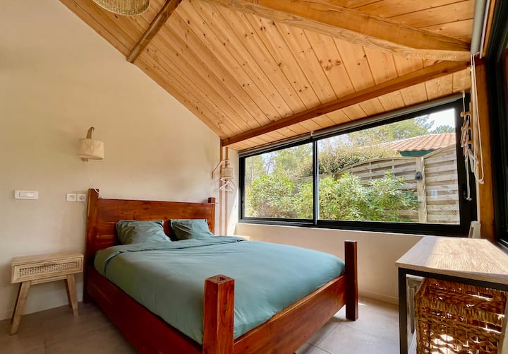 غرفة النوم 1 مجهزة بسرير مزدوج 160*200 سم وتخزين لمتعلقاتك الشخصية.

---

INTERNATIONAL --- غرفة النوم رقم1 مجهزة بسرير مزدوج 160*200 سم وتخزين لمتعلقاتك الشخصية.