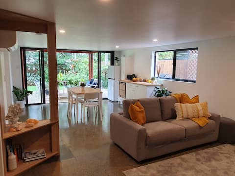Top performing Airbnb: Spacious 1 bedroom unit with tropical outdoor area in Mermaid Beach
