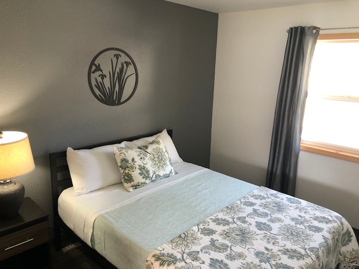 Едното двойно легло се намира в спалнята, а 1 голямо двойно легло се намира във всекидневната. 