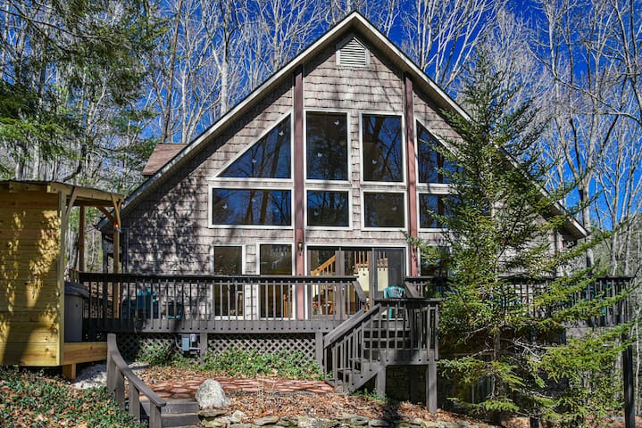 King beds, hot tub, fireplaces, 7 mi to downtown