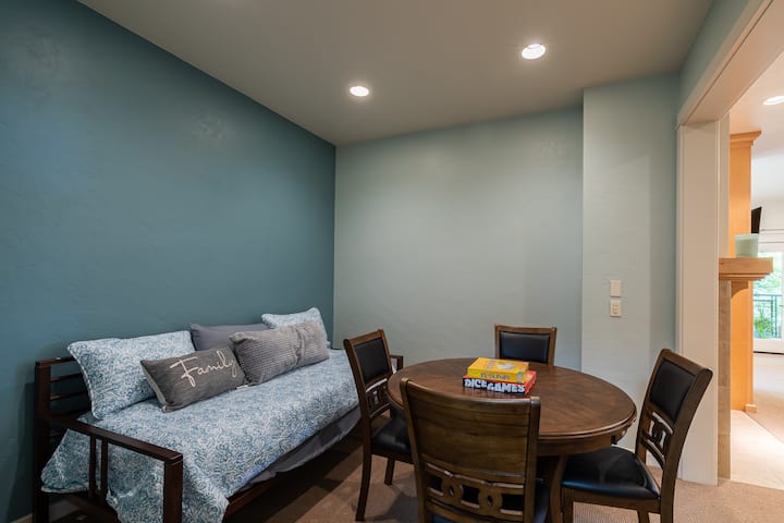 Salle de jeux avec lit jumeau.  Beaucoup et BEAUCOUP de jeux ! !