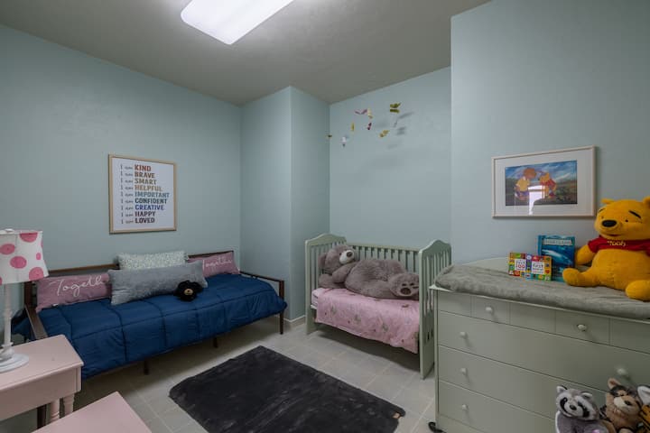 La salle de jeux ! !  dispose d'un lit jumeau, d'un lit pour tout-petit, d'une table à langer et de couverts.  Si vous avez besoin d'un lit pour bébé, il y a un pack et un jeu dans le placard de la chambre des maîtres.