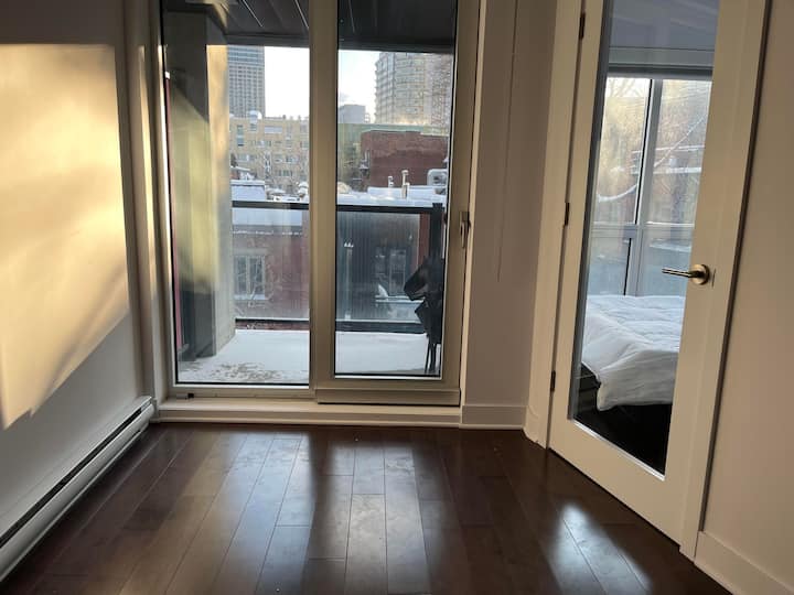 Downtown 2-bedroom Condo / Condo 2-chambre - Laval