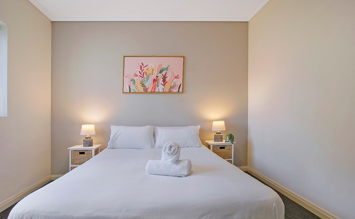 Duerme tranquilo dentro del encantador segundo dormitorio, con una cama tamaño queen.
