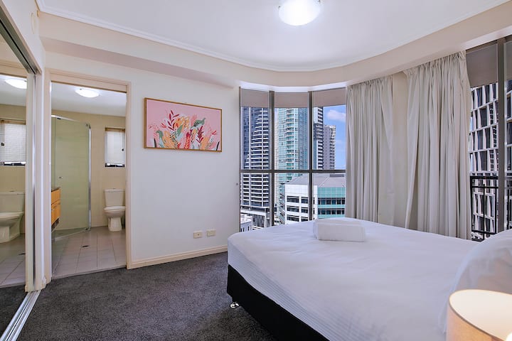 Დაისვენეთ პირდაპირ ბალიშიდან, სადაც მთავარი დედოფლის ზომის საწოლს გთავაზობთ.