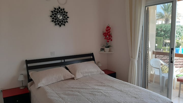 Легло с удобен матрак от BO Concept и възглавници за всеки вкус и навик ще дадат почивка на болки в гърба. В гардероба ще намерите няколко вида възглавници и одеяла. Модерният климатик има нощен режим. 