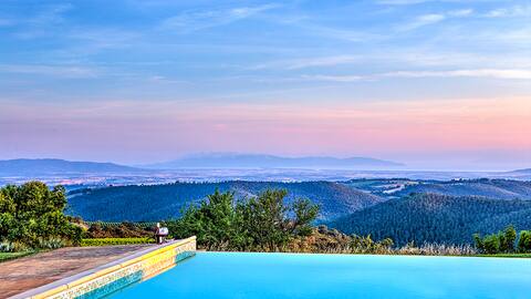 Farmhouse in the Tuscan hills, near the sea