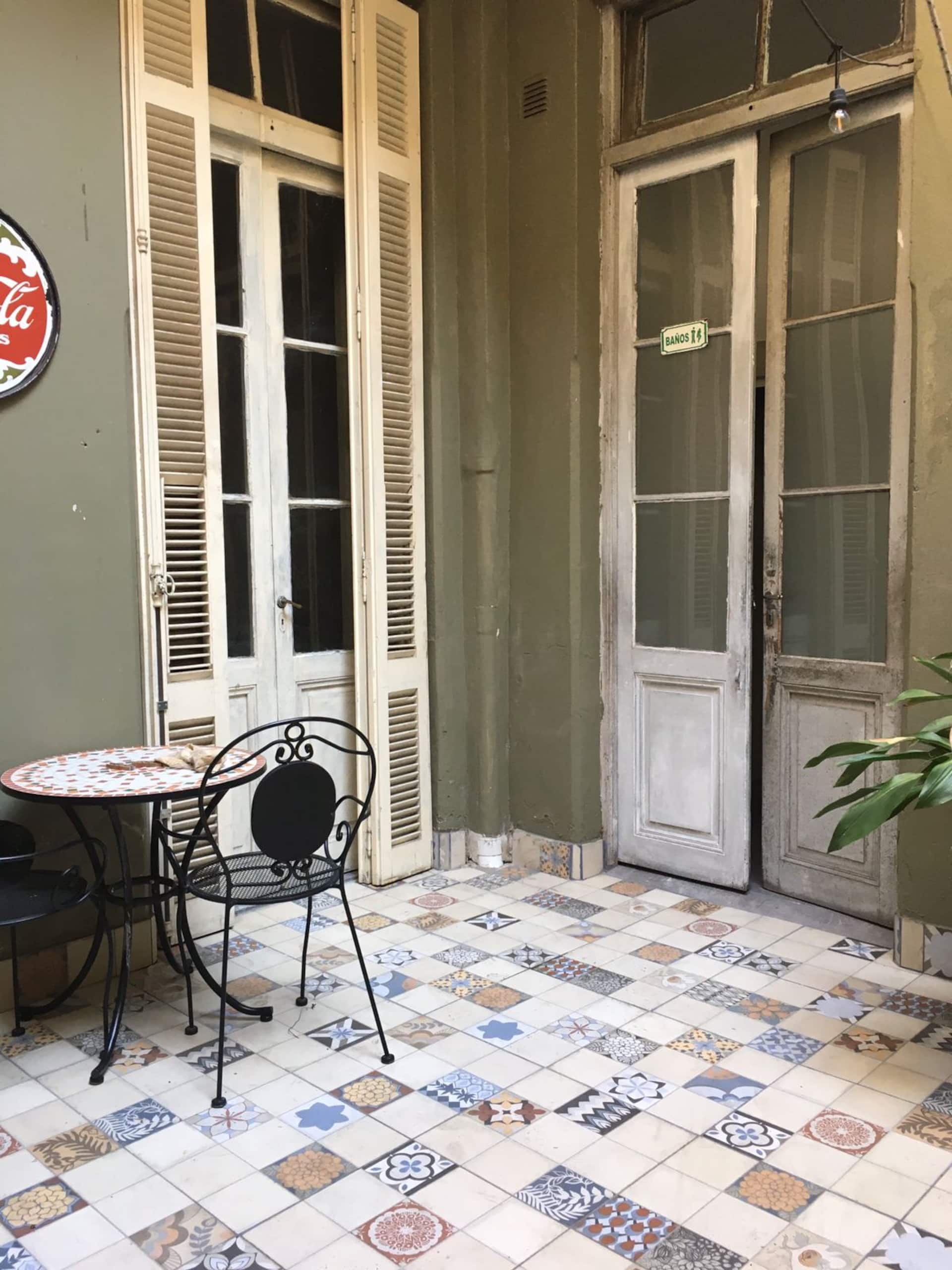 Apartamento térreo em edifício histórico em San Telmo