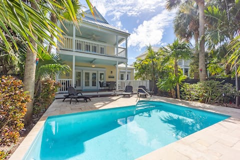 ★Beautiful Gated Oasis★with private pool and patio