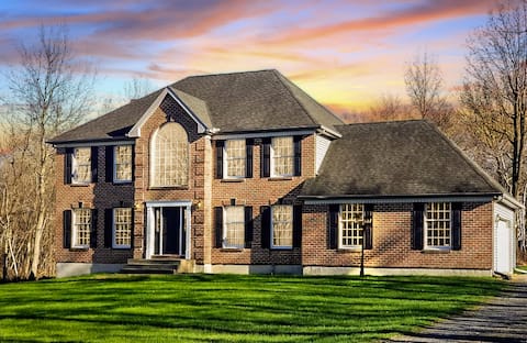 Modern Estate★7 Bed/3 Bath★Hot Tub★Movie Theater!