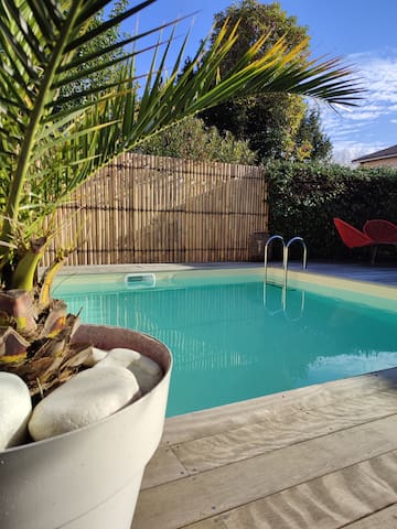 Villa avec piscine privée,jardin proche centre Bx.