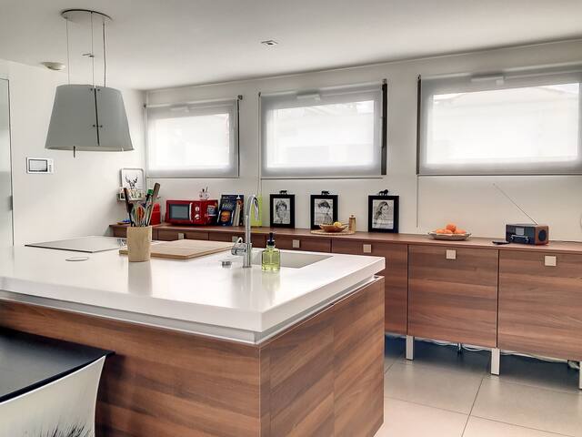 Villa avec piscine privée,jardin proche centre Bx. gallery image 4