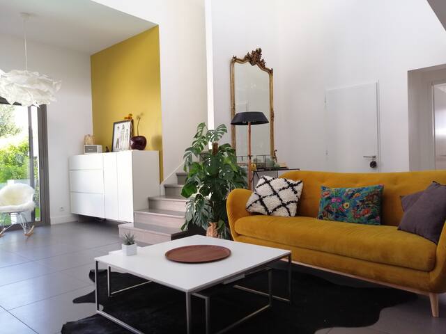 Villa avec piscine privée,jardin proche centre Bx. gallery image 2