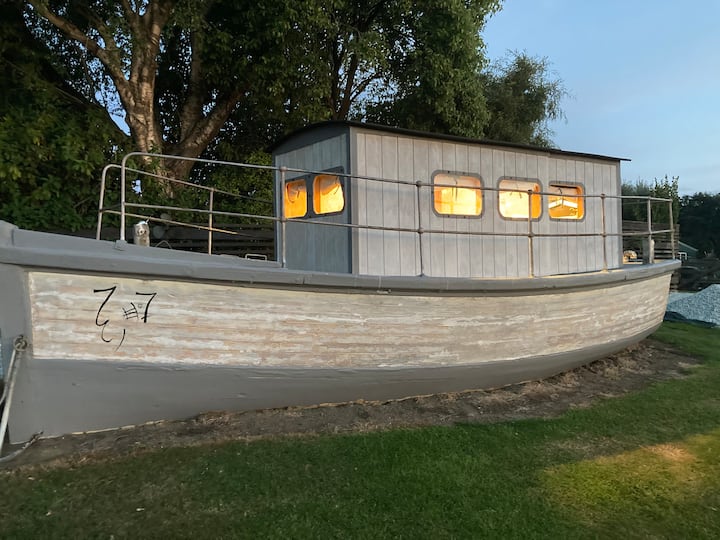 Delightful Wee Glamping Boat with Outdoor Bath - Boats for Rent in ...