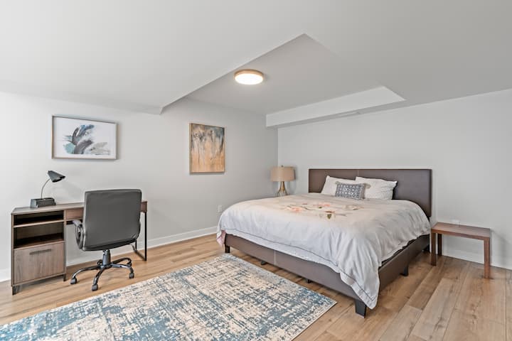 Спалня №4 има двойно легло king size и офис/работно пространство , електрическа камина за уютни нощи и врата за излизане за уединение и лесен достъп до открито пространство.