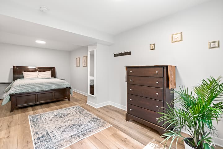 Спалня №5 с електрическа камина за уютни вечери ,скрин, допълнително одеяло и възглавници. 