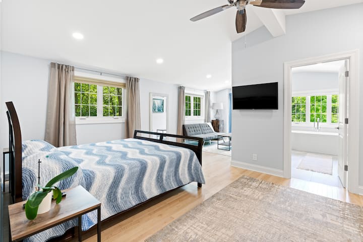 Родителската спалня разполага с двойно легло king size със самостоятелна баня и място за четене, 
Това е самостоятелен мастър суит с площ 500 квадратни метра. Включва място за  отдих , четене или игри . 