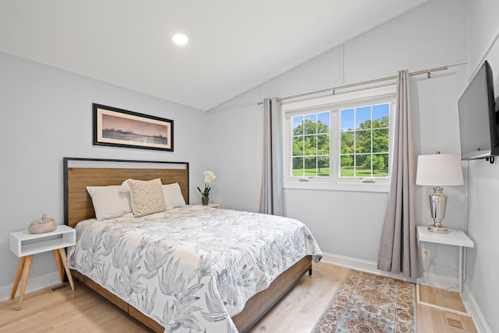 Спалня №5 , двойно легло , с телевизор , голям килер, допълнителни одеяла и възглавници.