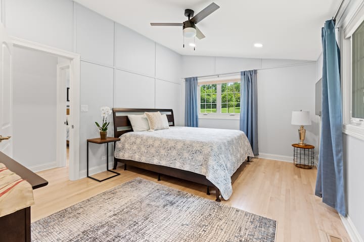 Спалня №1 със суперголямо двойно легло и дрешник ,