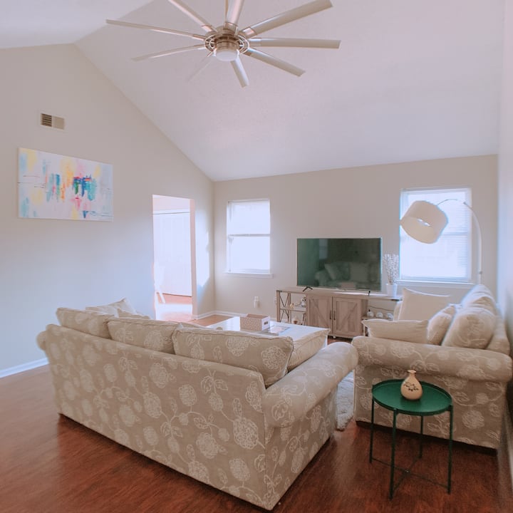Sweet & Cheerful 3-bedroom  Home With Fire Pit - 海恩斯維爾