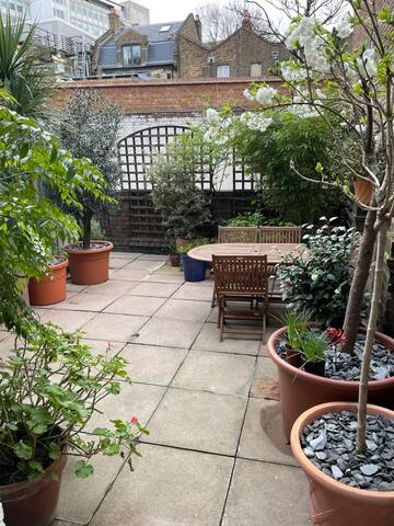2 BR duplex flat with garden.Neal St,Covent Garden gallery image 3